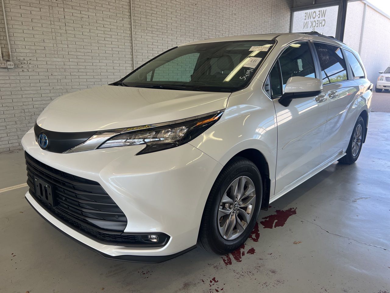 2025 Toyota Sienna XLE 8-Passenger Hybrid FWD's photo