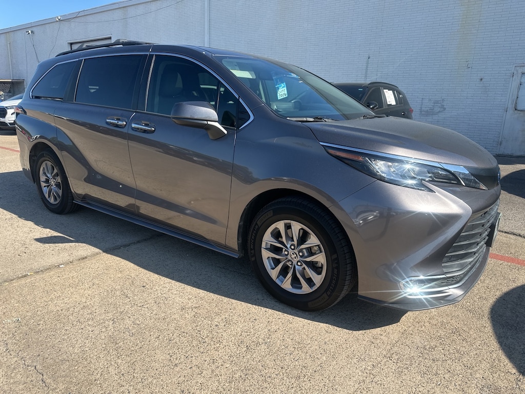 Used 2021 Toyota Sienna XLE w/Moonroof/17-in Alloy/Softex-Leather Van