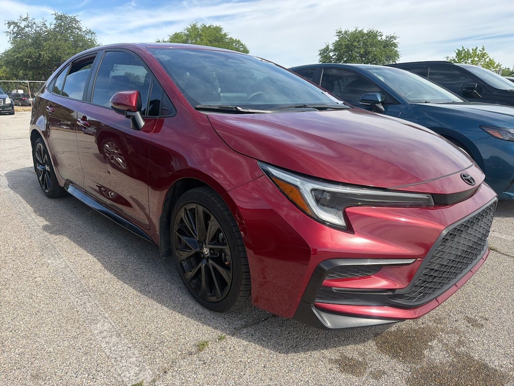 Used 2024 Toyota Corolla SE w/18-Inch Alloy w/Graphite-Colored Finish Sedan
