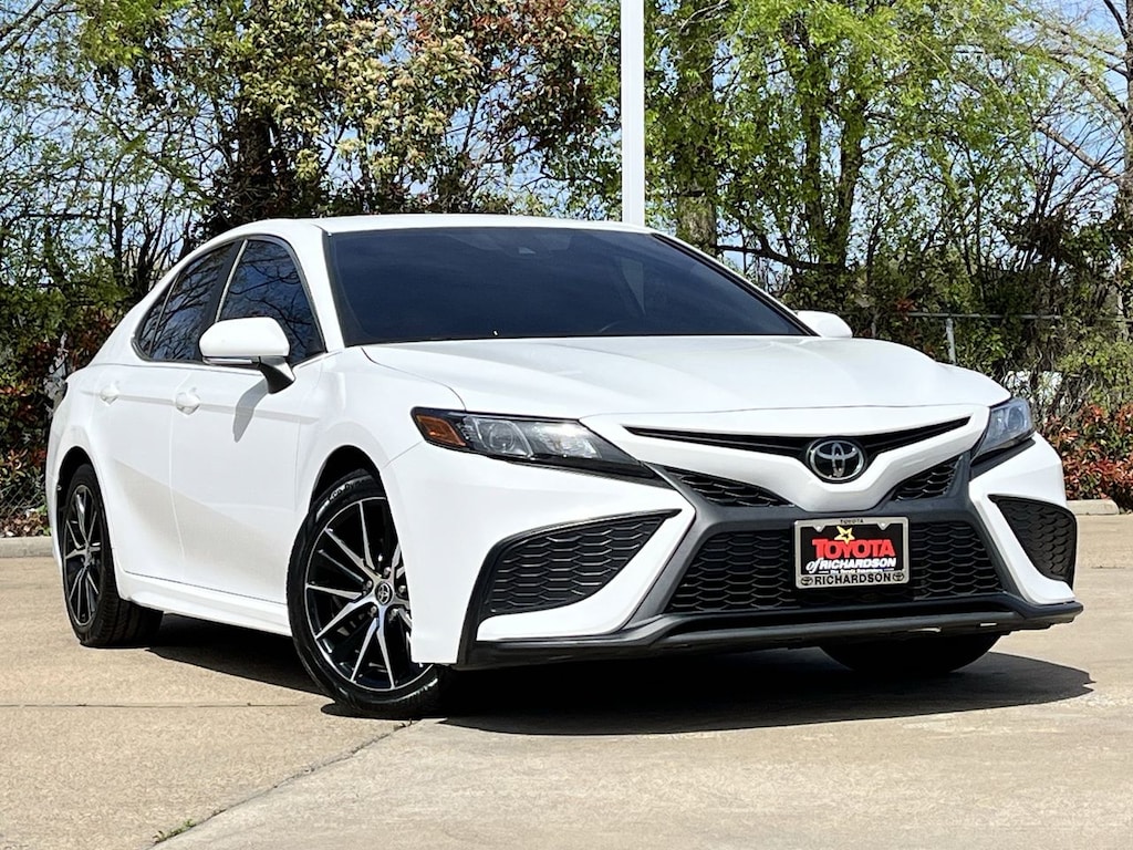 Used 2022 Toyota Camry SE w/Wheels:18-Inch Black Machined-Finish Alloy Sedan