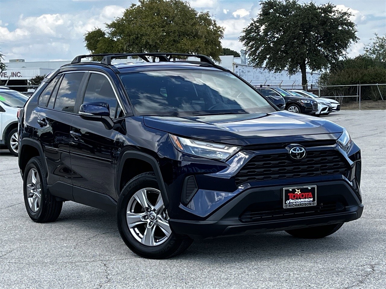 2022 Toyota RAV4 XLE photo 2