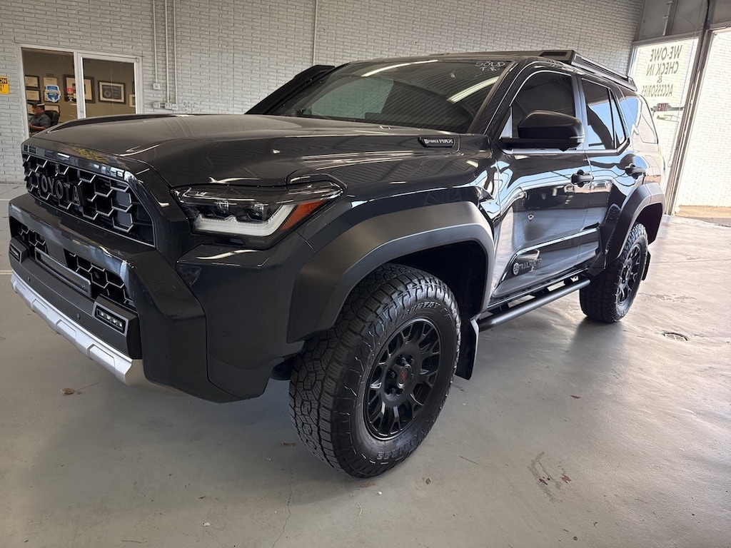 Used 2025 Toyota 4Runner i-FORCE MAX Trailhunter w/Navigation SUV