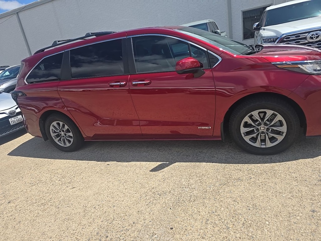 Used 2021 Toyota Sienna XLE 8 Passenger Van