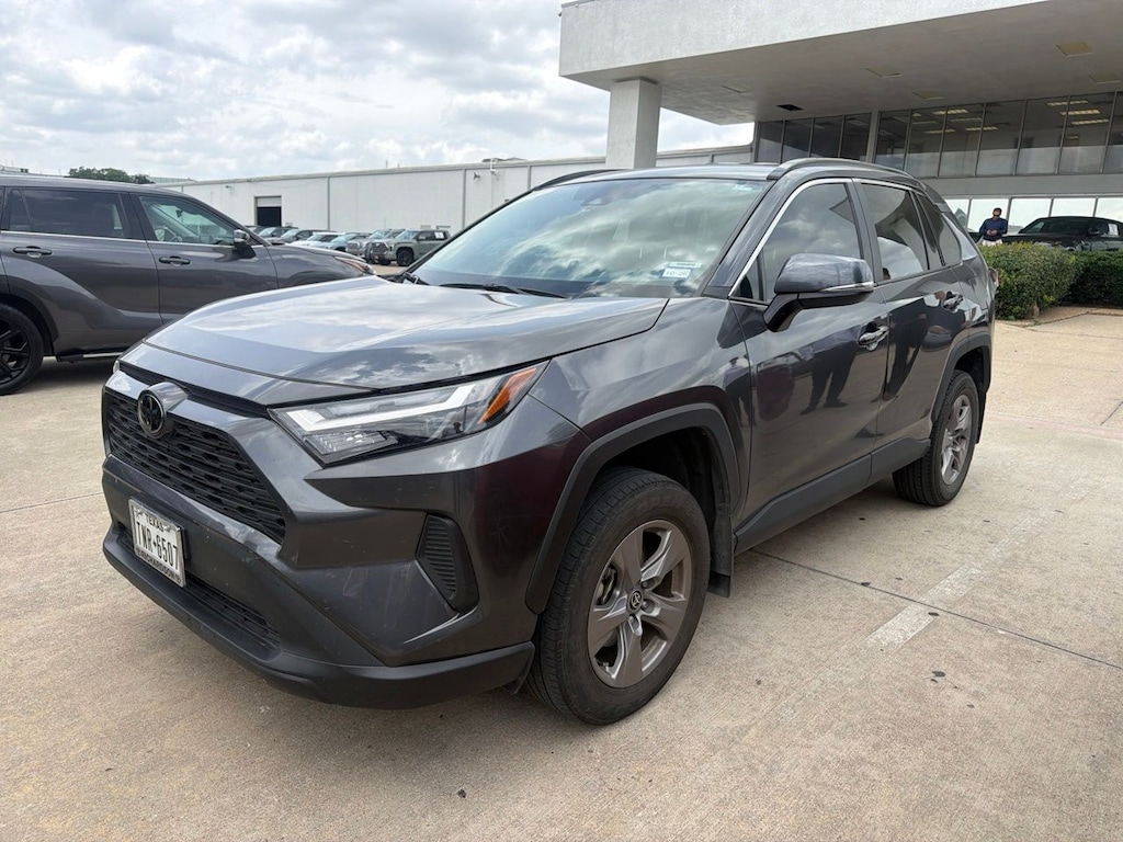 Used 2023 Toyota RAV4 XLE w/17-Inch 5-Spoke Silver Alloy Wheels SUV
