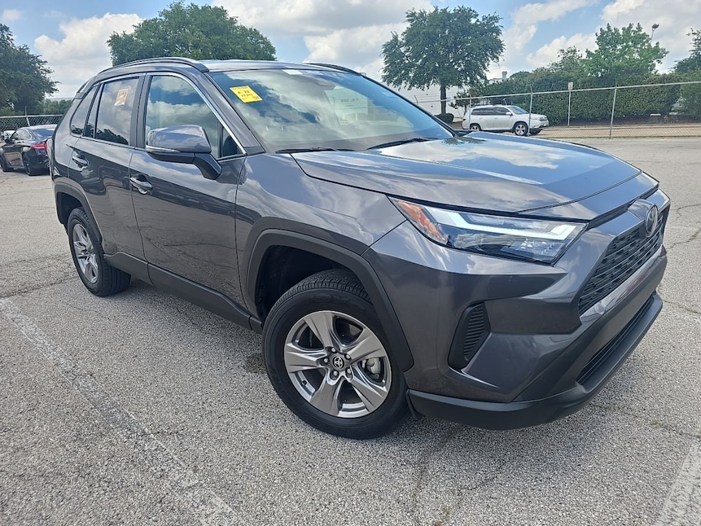 Used 2025 Toyota RAV4 XLE w/17-in 5-Spoke Silver Alloy Wheels SUV