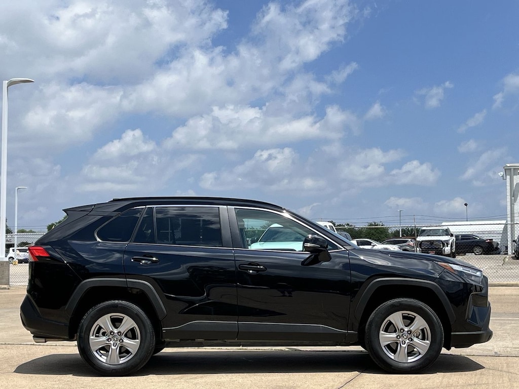 Used 2025 Toyota RAV4 XLE w/17-Inch 5-Spoke Silver Alloy SUV