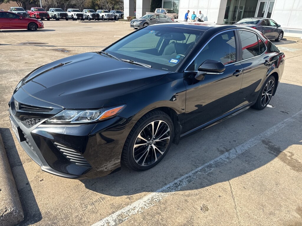 Used 2018 Toyota Camry SE Sedan