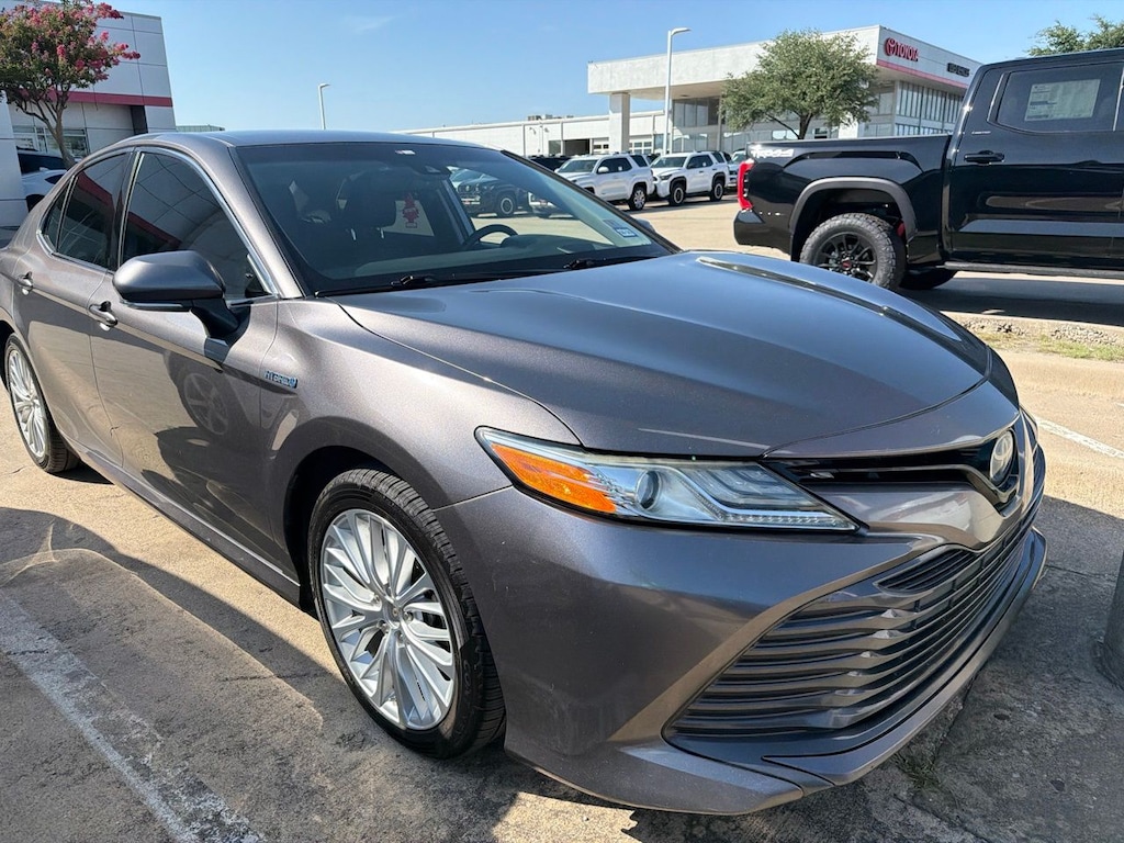 Used 2019 Toyota Camry Hybrid XLE w/18-Inch Chrome Machined-Finish Alloy Sedan