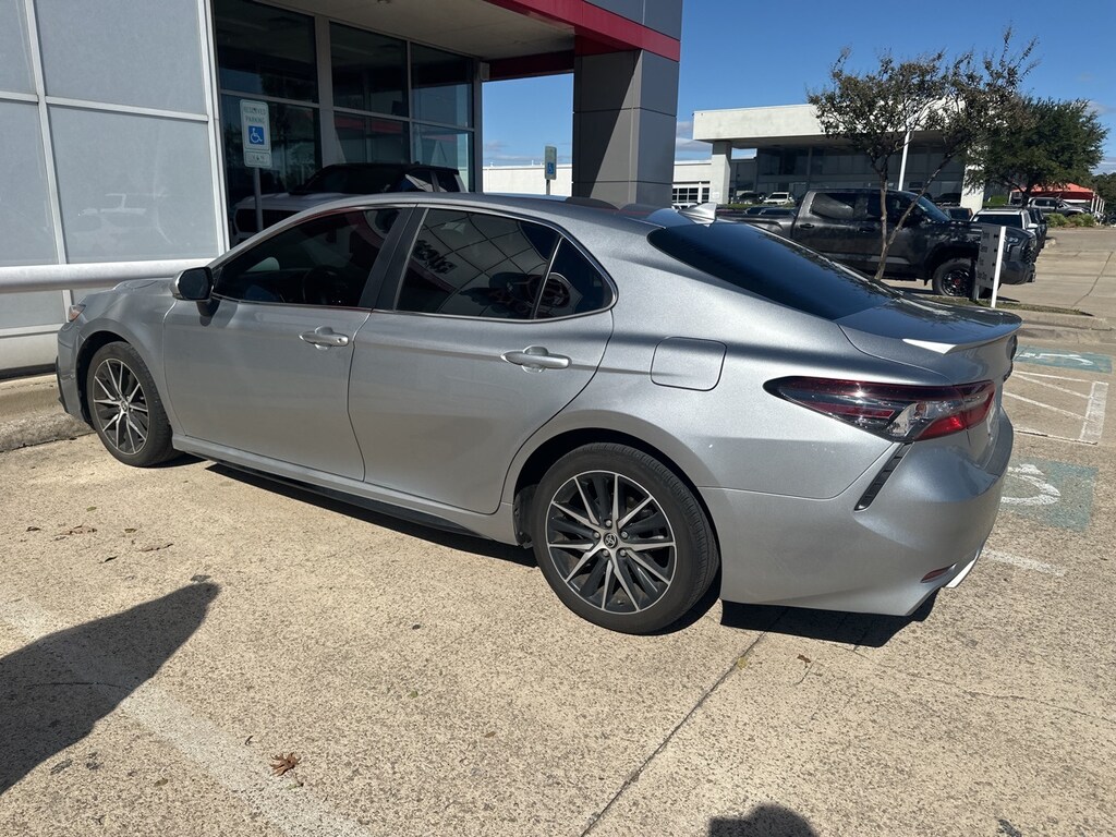 Used 2023 Toyota Camry SE w/8.0J x 18-Inch Alloy Wheels Sedan