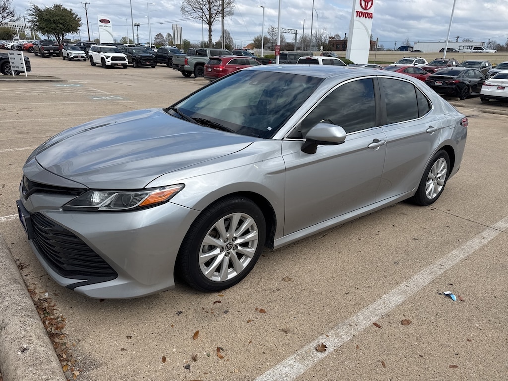 Used 2020 Toyota Camry LE w/7.5J x 17-Inch Alloy Wheels Sedan