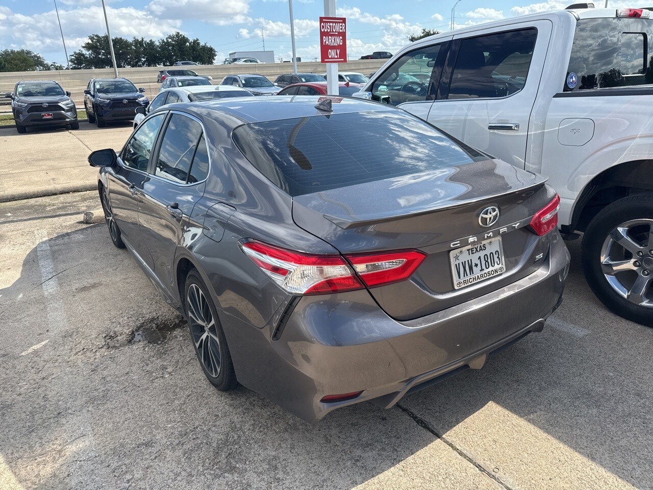 2020 Toyota Camry SE photo 4