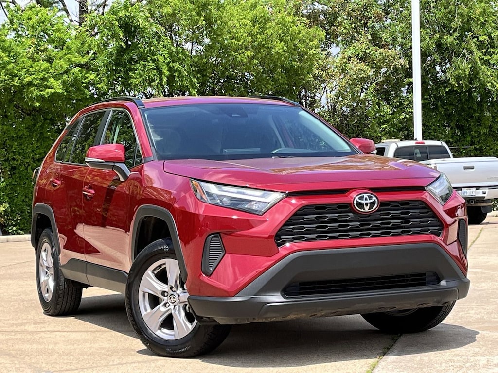 Used 2025 Toyota RAV4 XLE w/17-Inch 5-Spoke Silver Alloy SUV