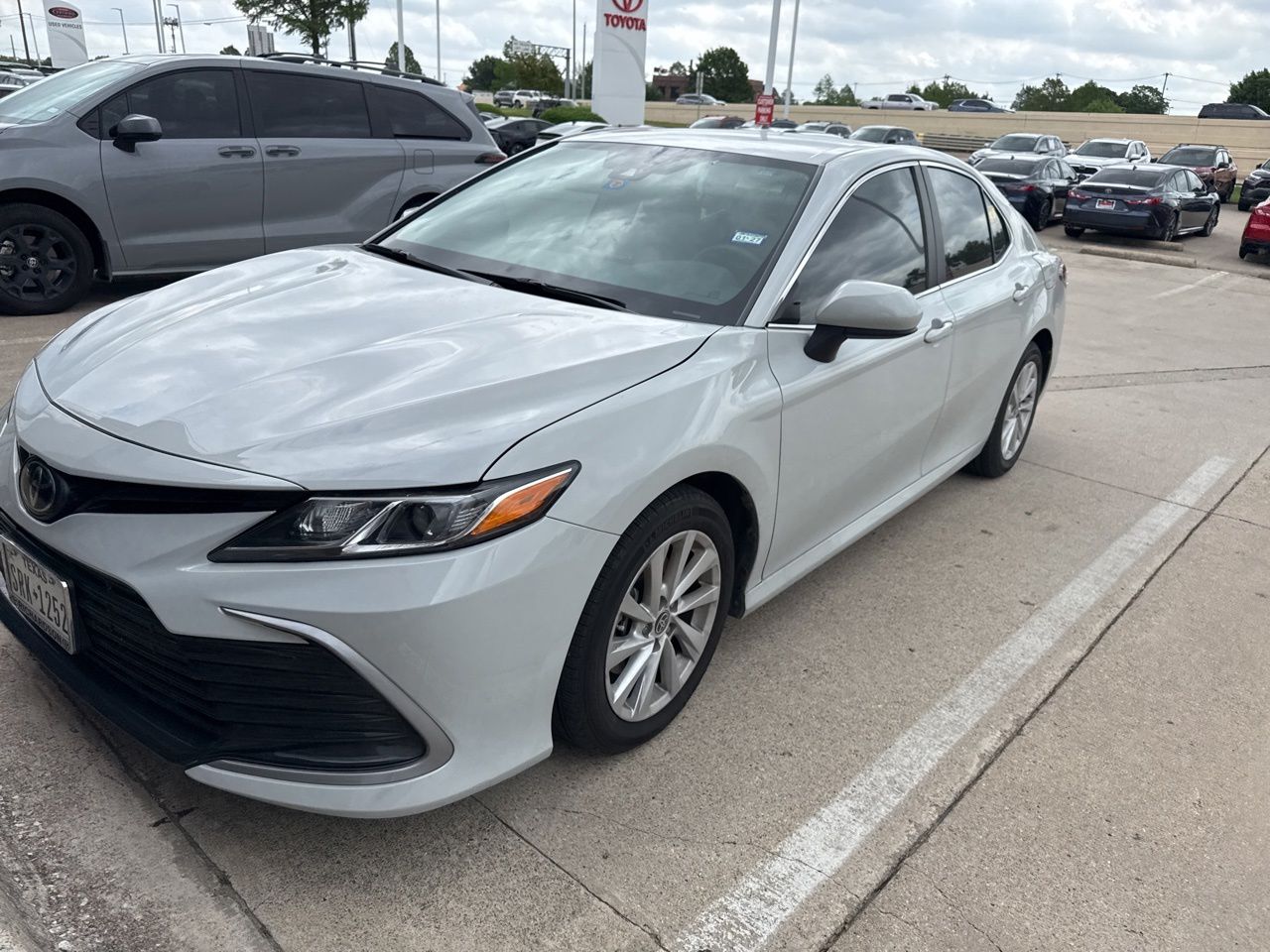 2023 Toyota Camry LE's photo