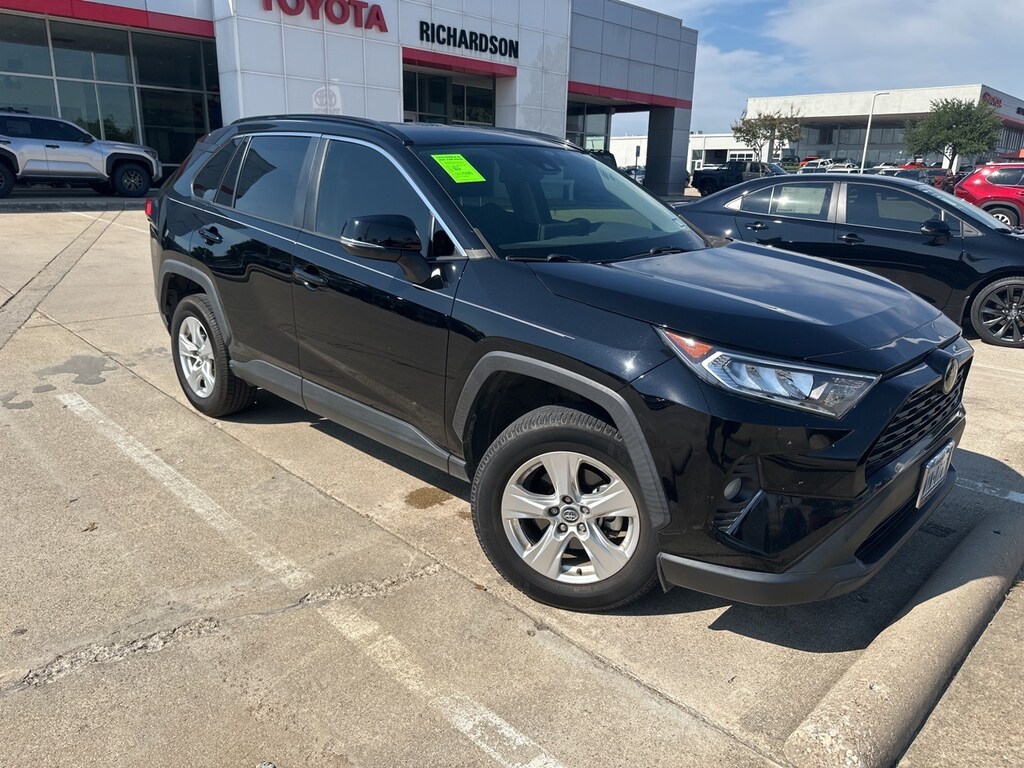Used 2021 Toyota RAV4 XLE w/17-Inch 5-Spoke Silver Alloy Wheels SUV