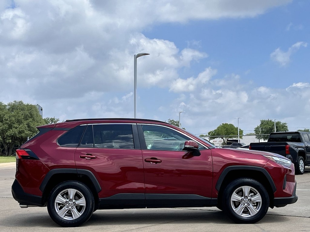 Used 2025 Toyota RAV4 XLE w/17-Inch 5-Spoke Silver Alloy SUV
