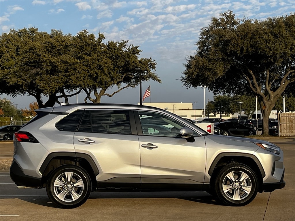 Used 2022 Toyota RAV4 XLE w/17-inc 5-Spoke Silver Alloy SUV