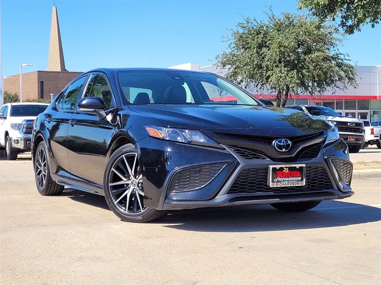 Used 2022 Toyota Camry SE with VIN 4T1G11AK5NU696853 for sale in Richardson, TX