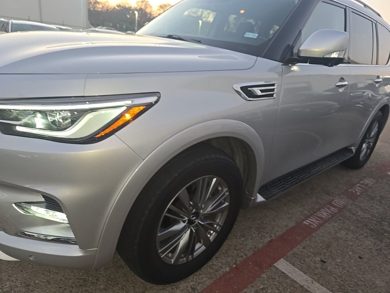 2021 INFINITI QX80's photo