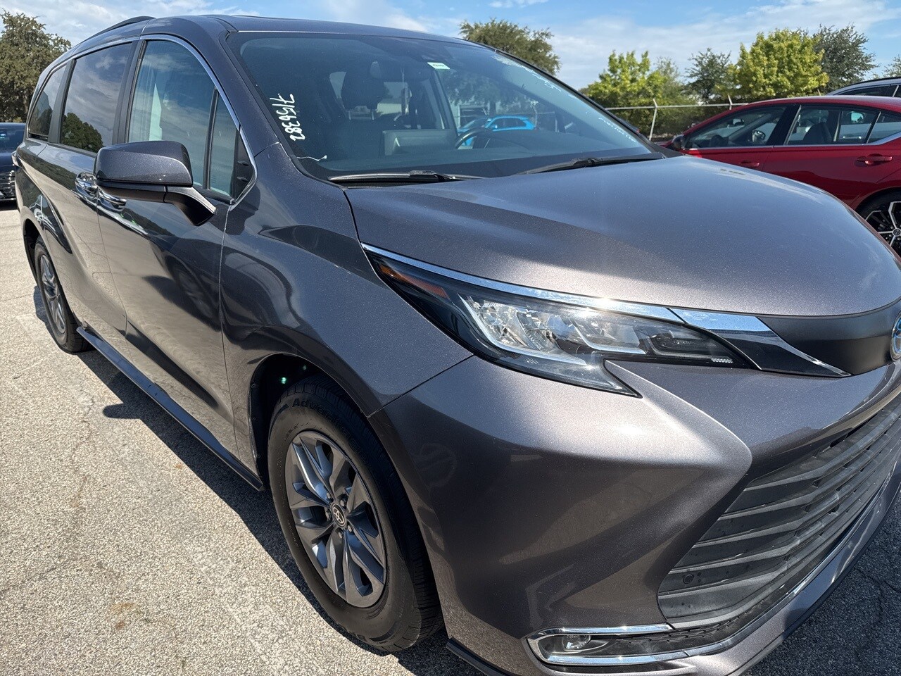 2022 Toyota Sienna XLE photo 2