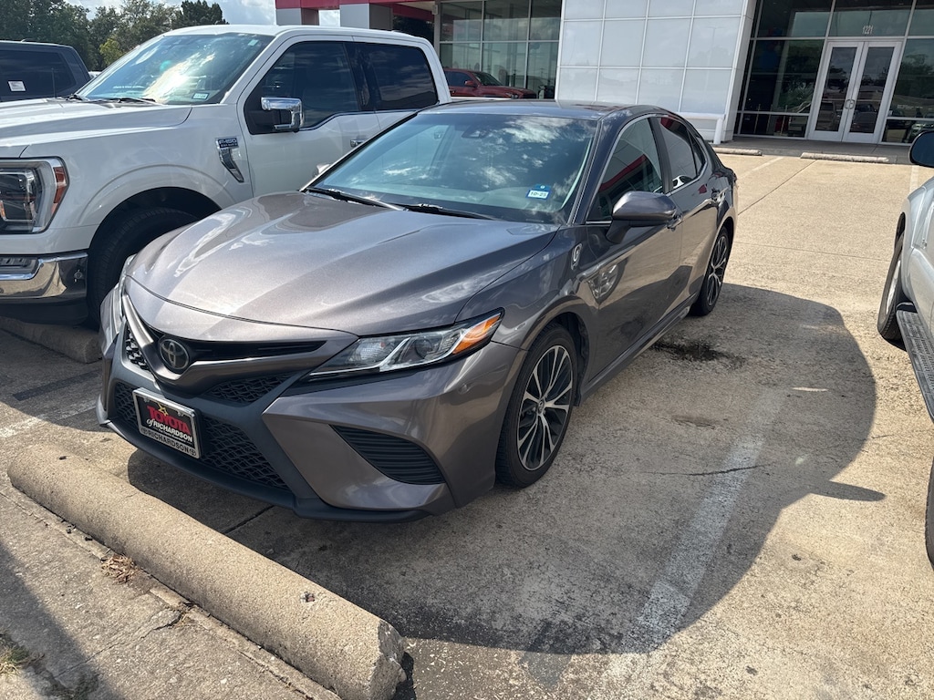 Used 2020 Toyota Camry SE w/18-Inch Black Machined-Finish Alloy Sedan