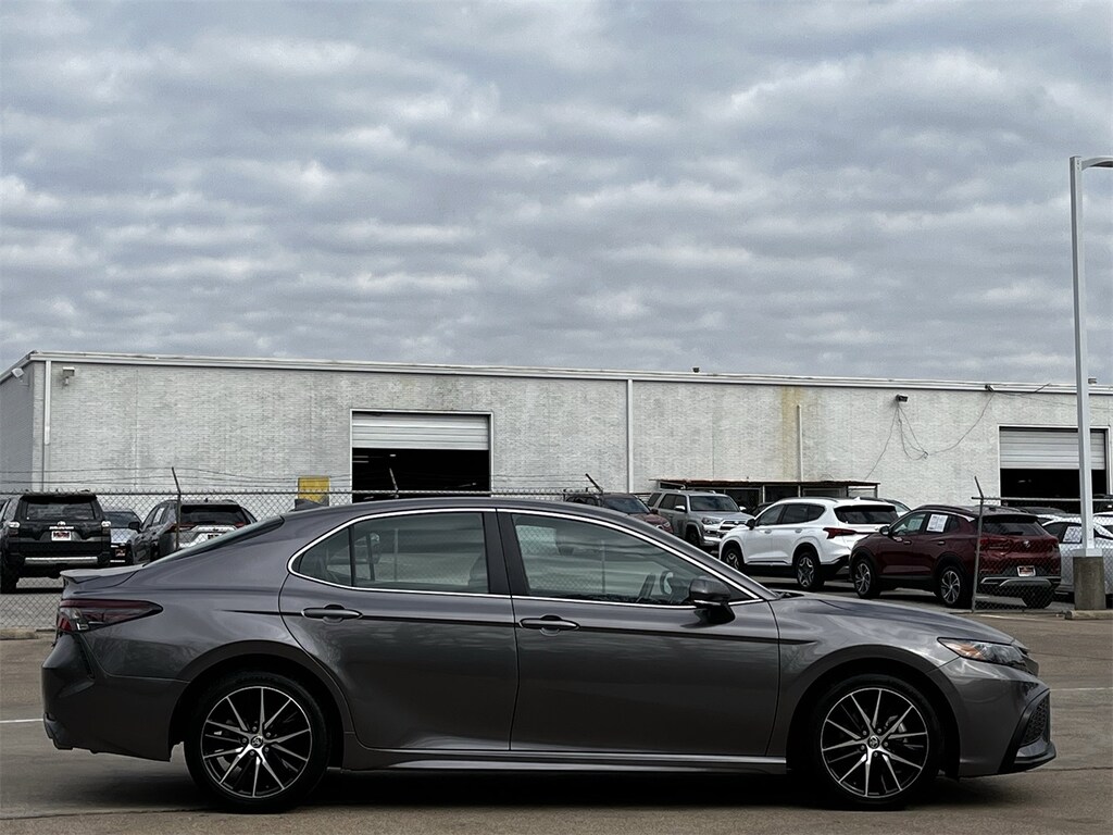 Used 2024 Toyota Camry SE w/18-Inch x 8J Alloy Wheels Sedan