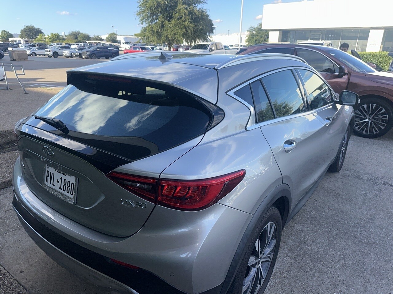 2017 Infiniti QX30 Premium photo 3