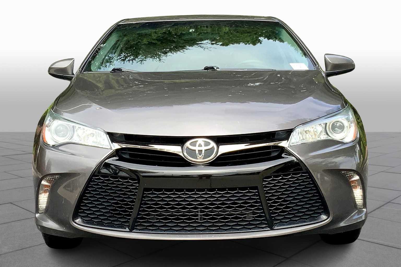 2016 Toyota Camry SE photo 2
