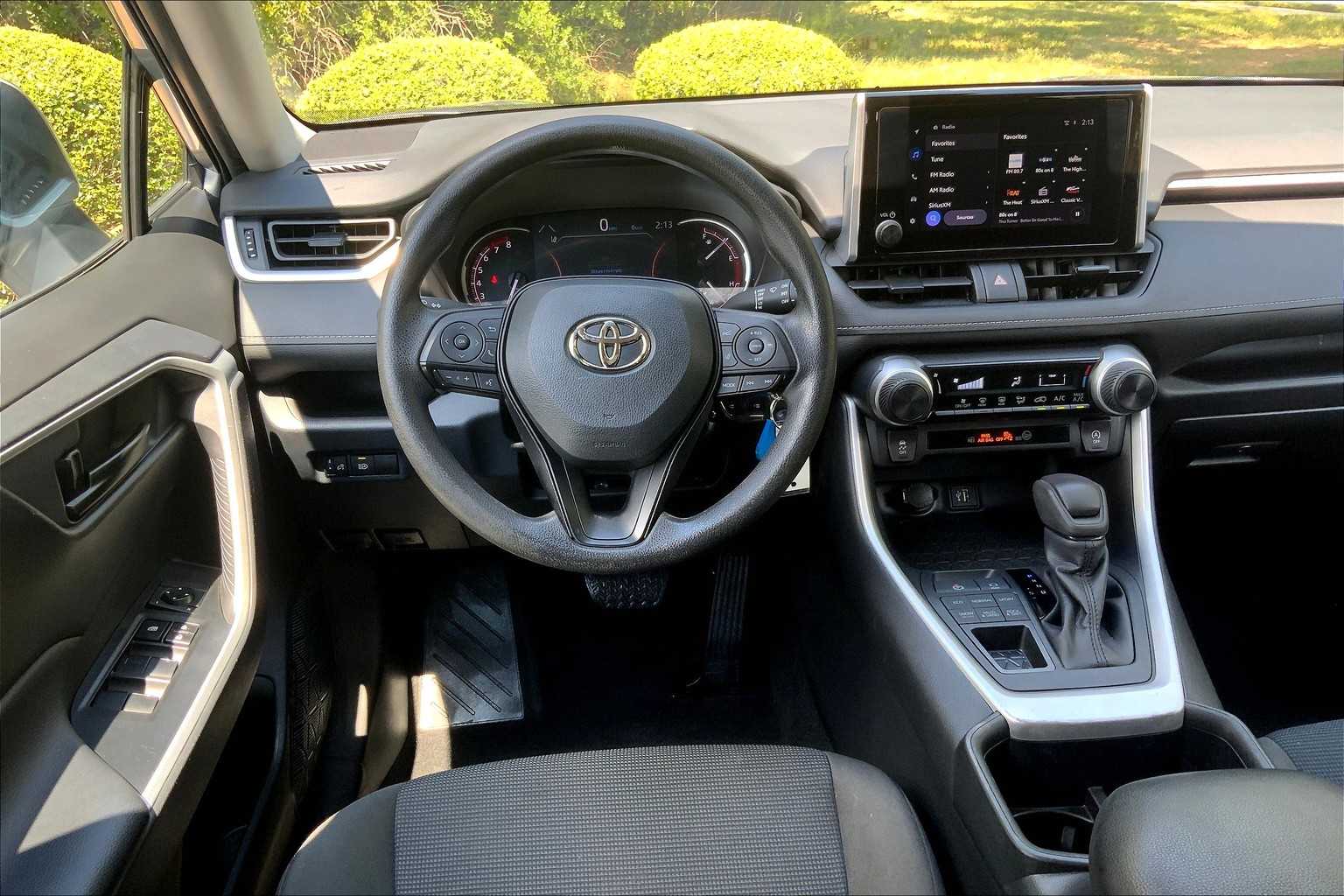 2023 Toyota RAV4 LE photo 4