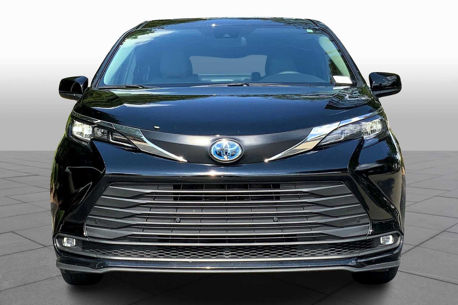 2025 Toyota Sienna XLE photo 2