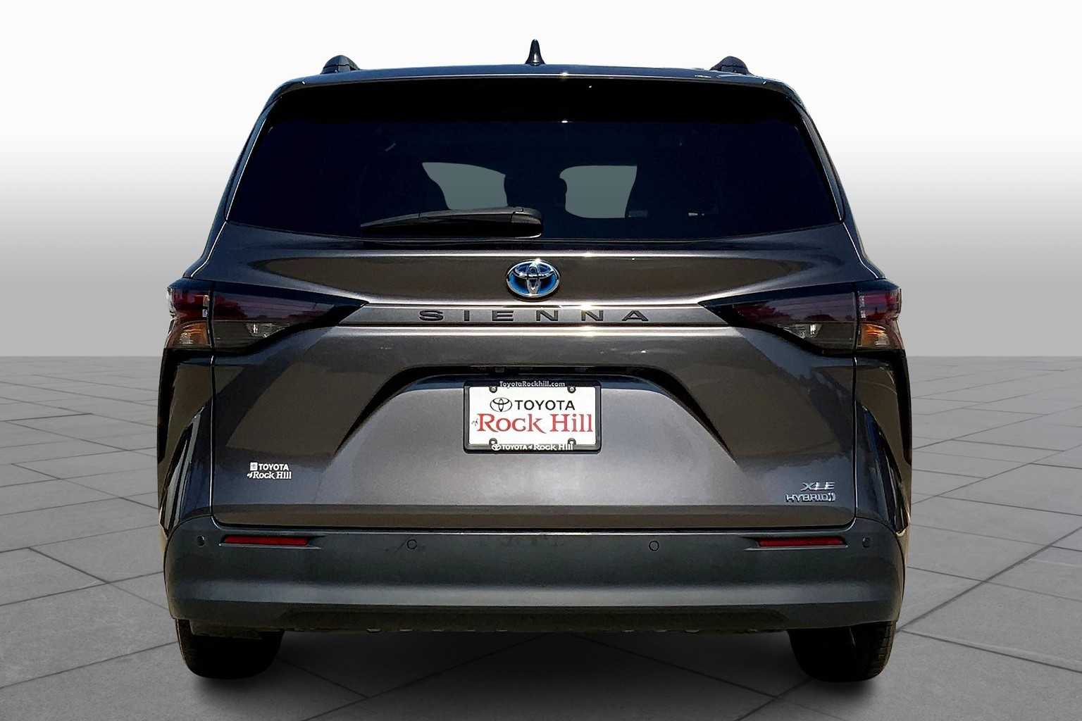 2023 Toyota Sienna XLE photo 3