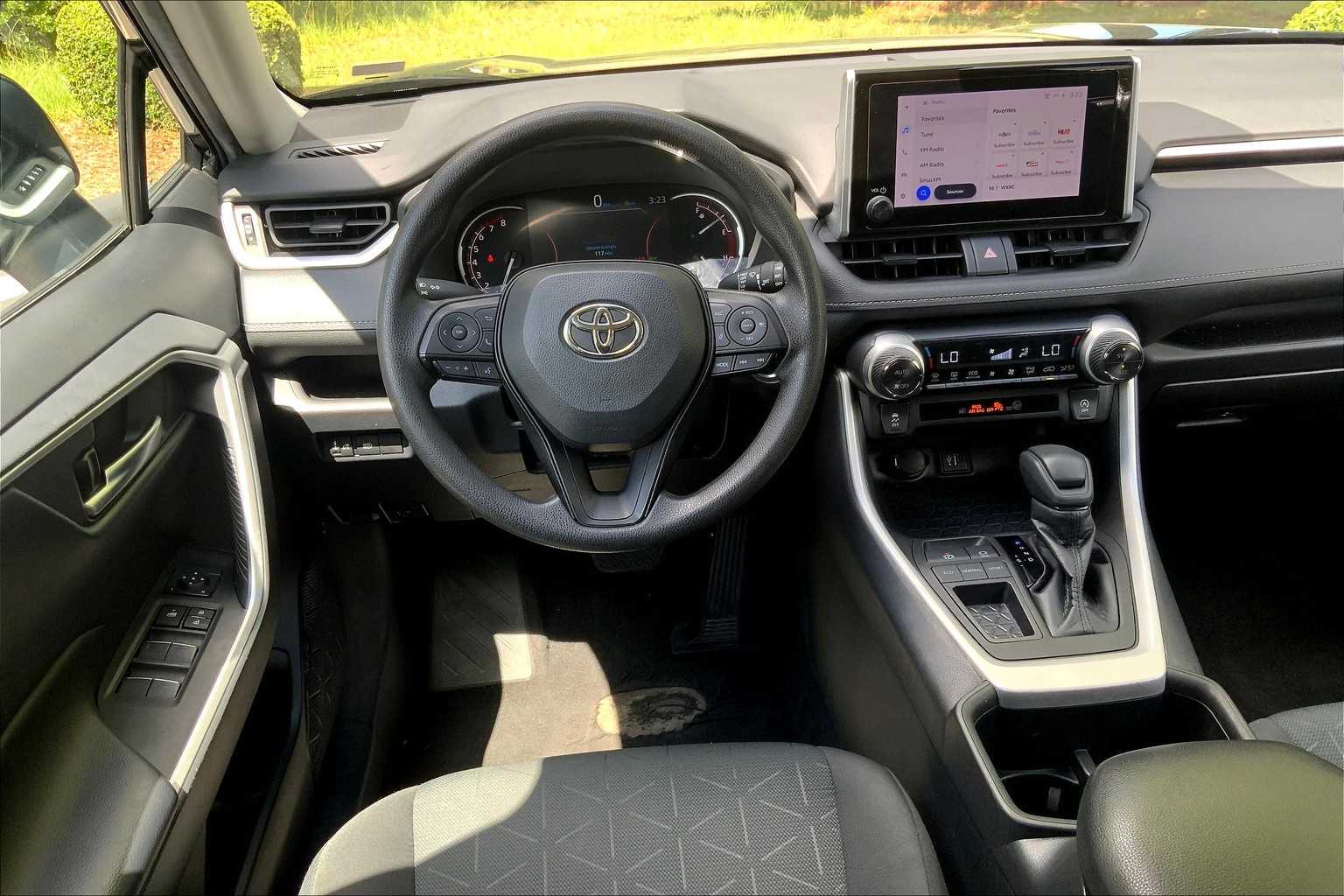 2023 Toyota RAV4 XLE photo 4