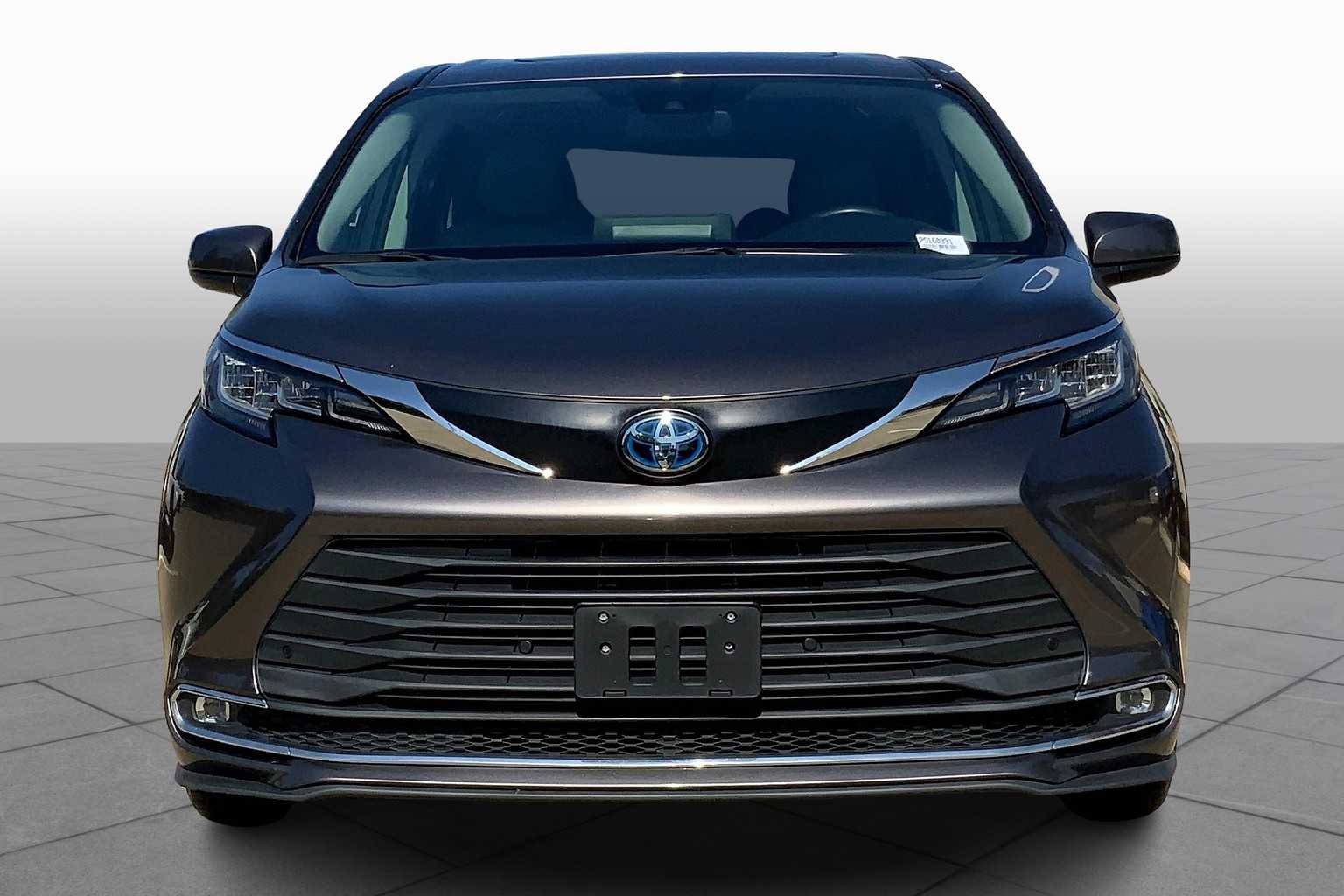 2023 Toyota Sienna XLE photo 2