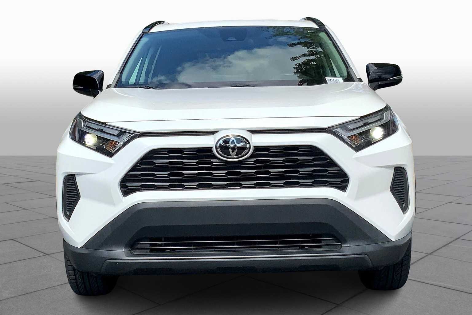 2022 Toyota RAV4 XLE photo 2