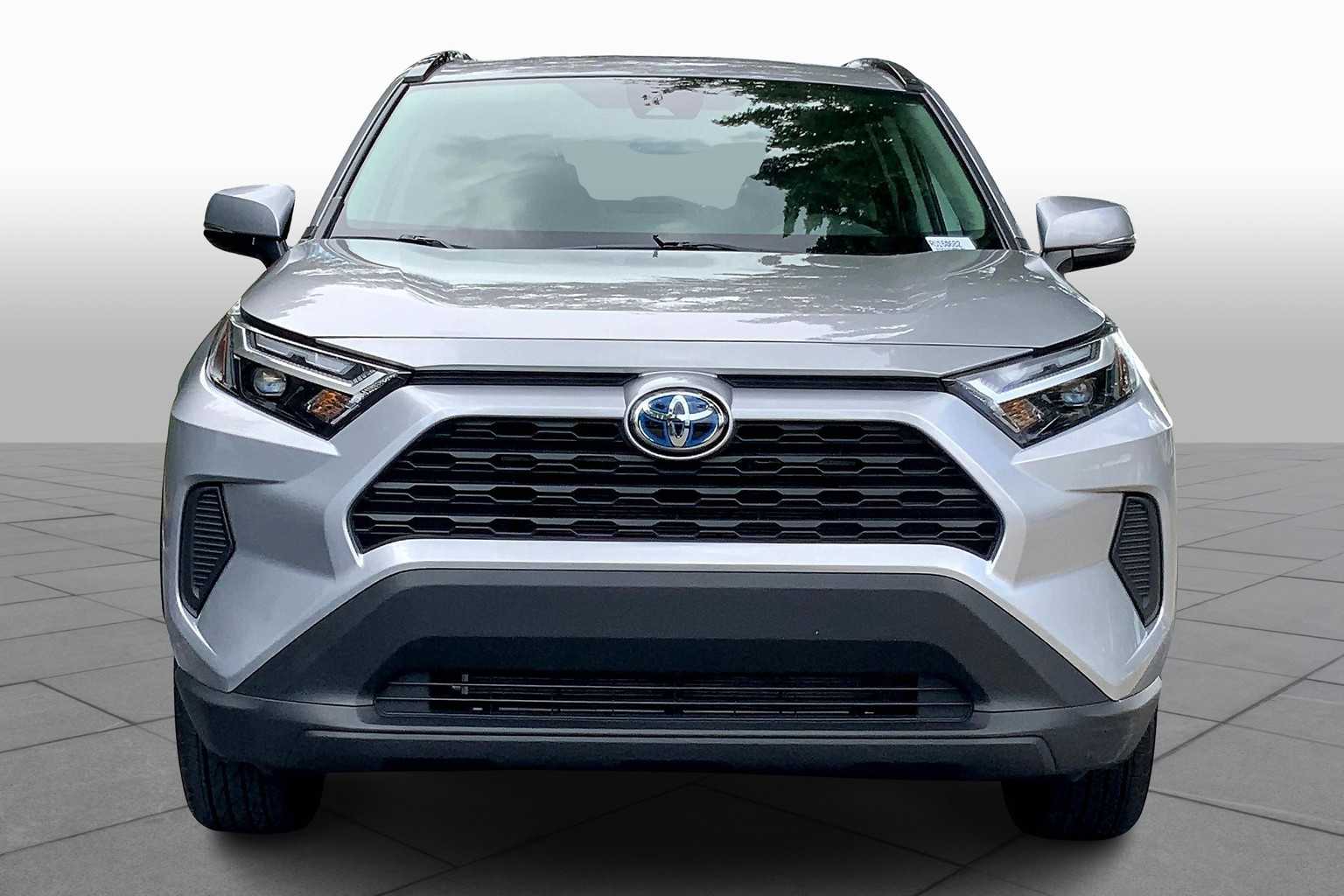 2024 Toyota RAV4 Hybrid XLE photo 2