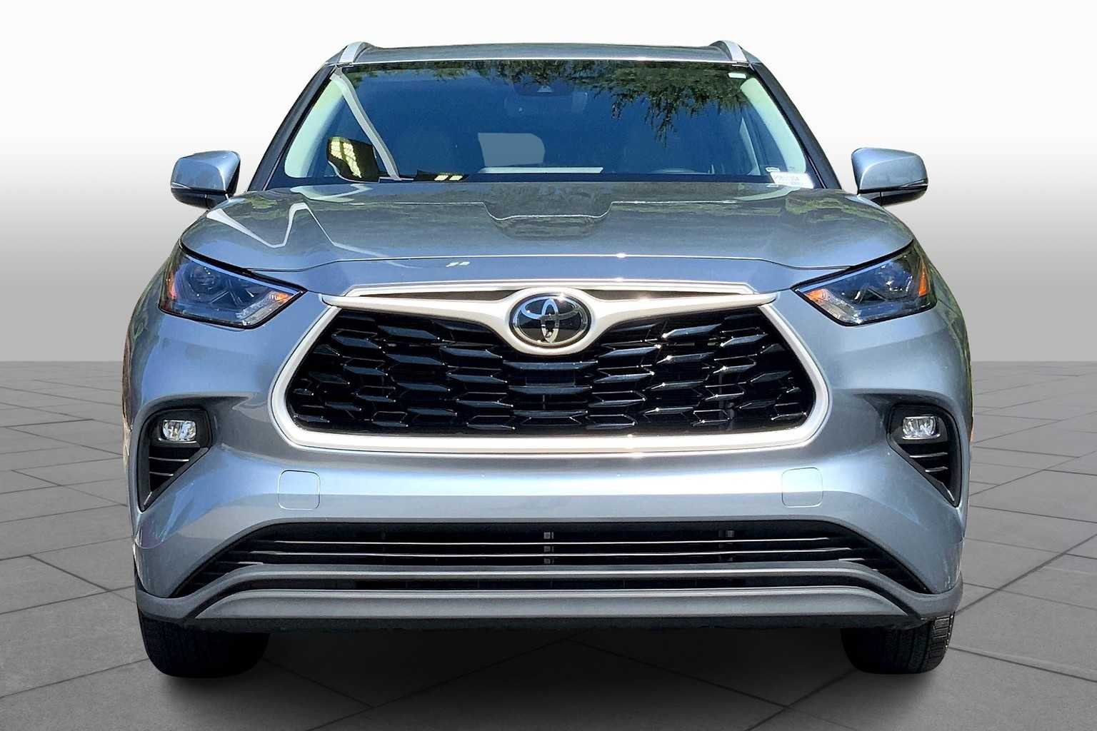 2023 Toyota Highlander XLE photo 2