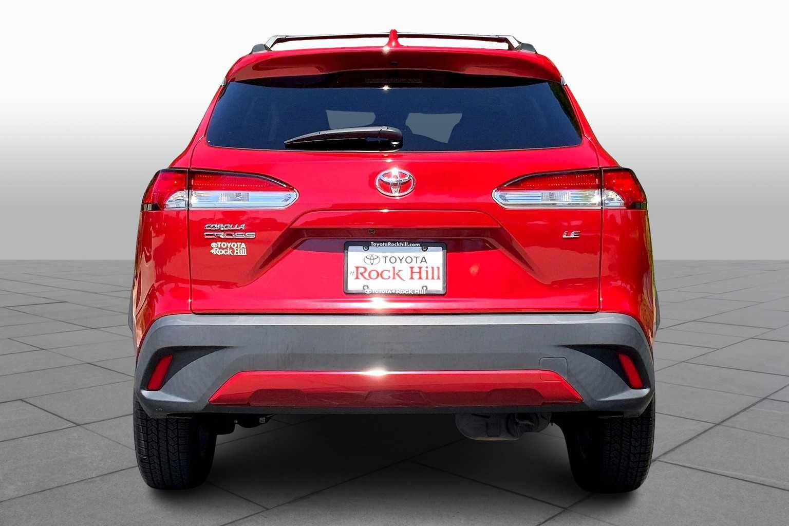 2022 Toyota Corolla Cross LE photo 3