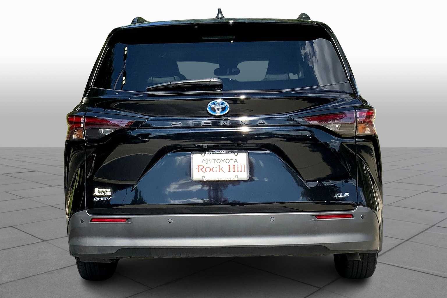 2025 Toyota Sienna XLE photo 3
