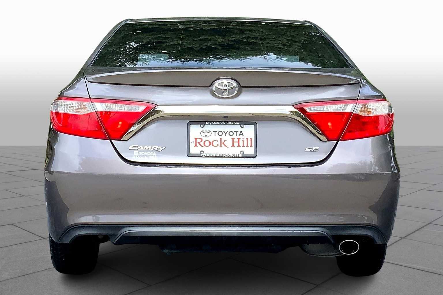 2016 Toyota Camry SE photo 3