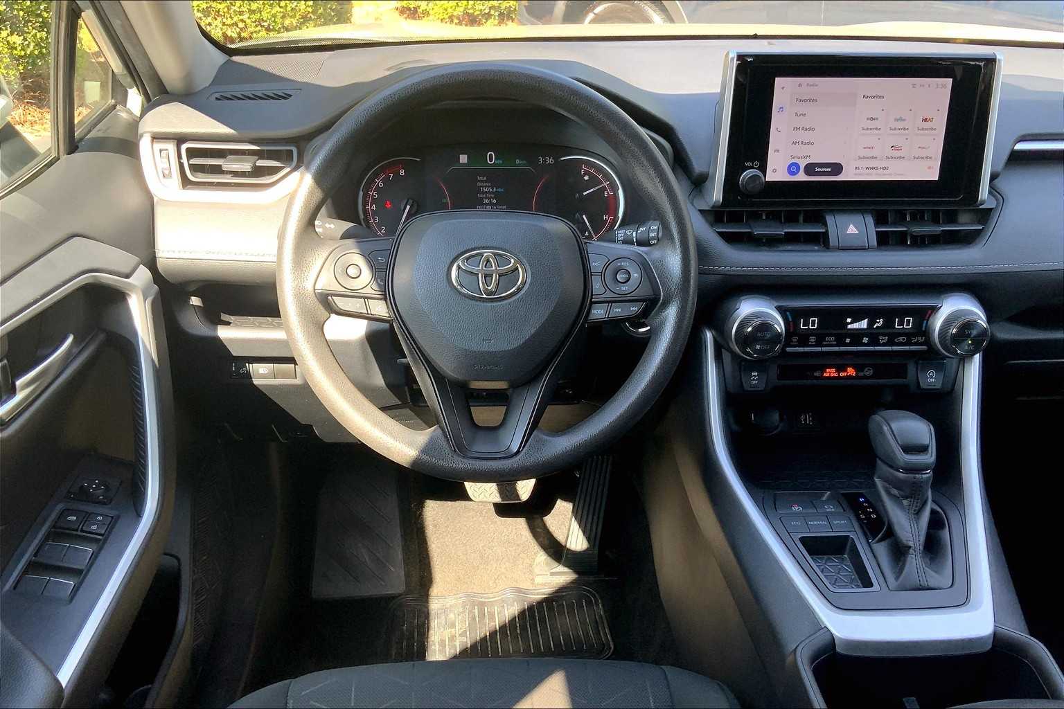 2023 Toyota RAV4 XLE photo 4