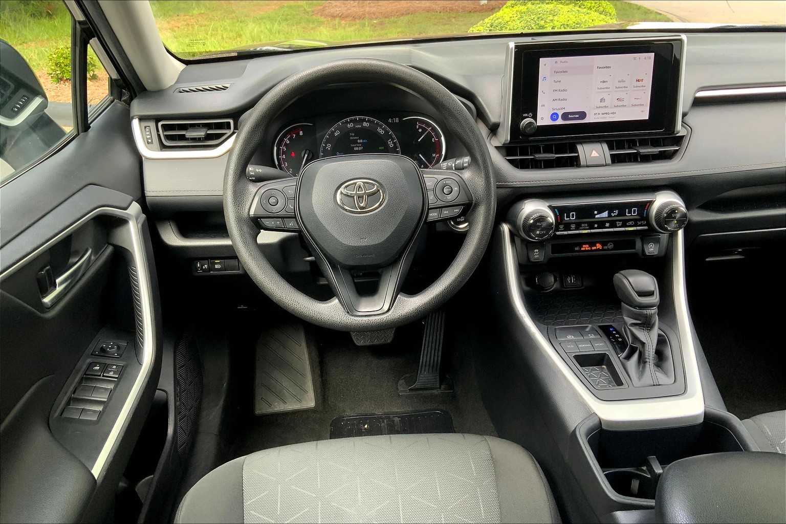 2024 Toyota RAV4 XLE photo 4