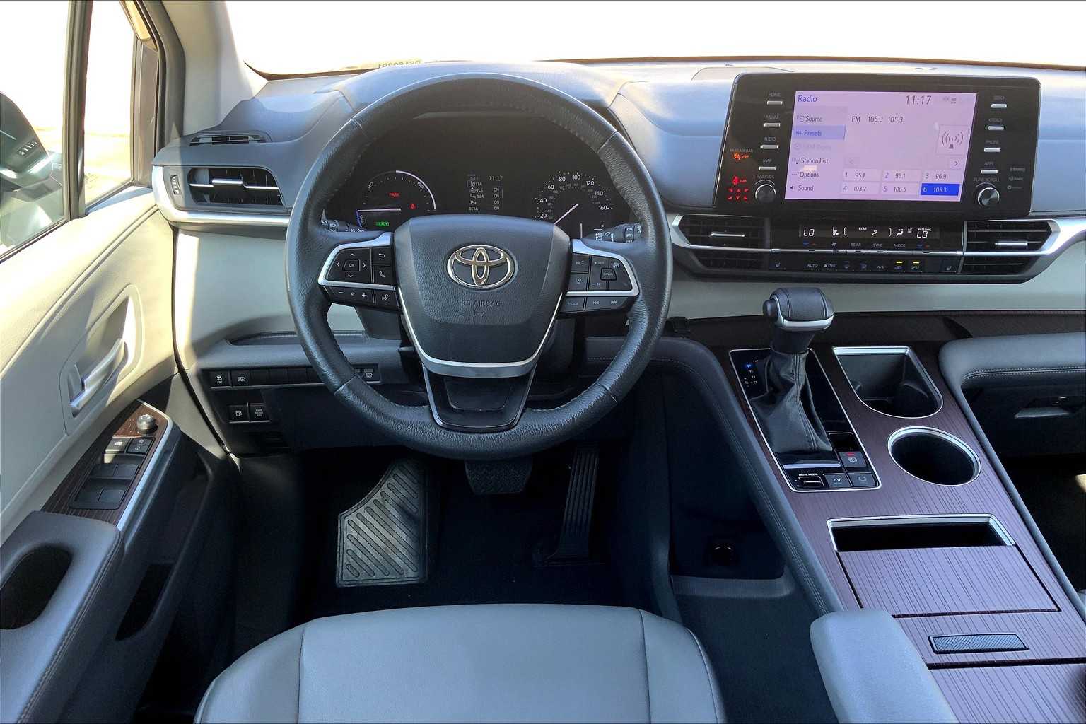 2023 Toyota Sienna XLE photo 4