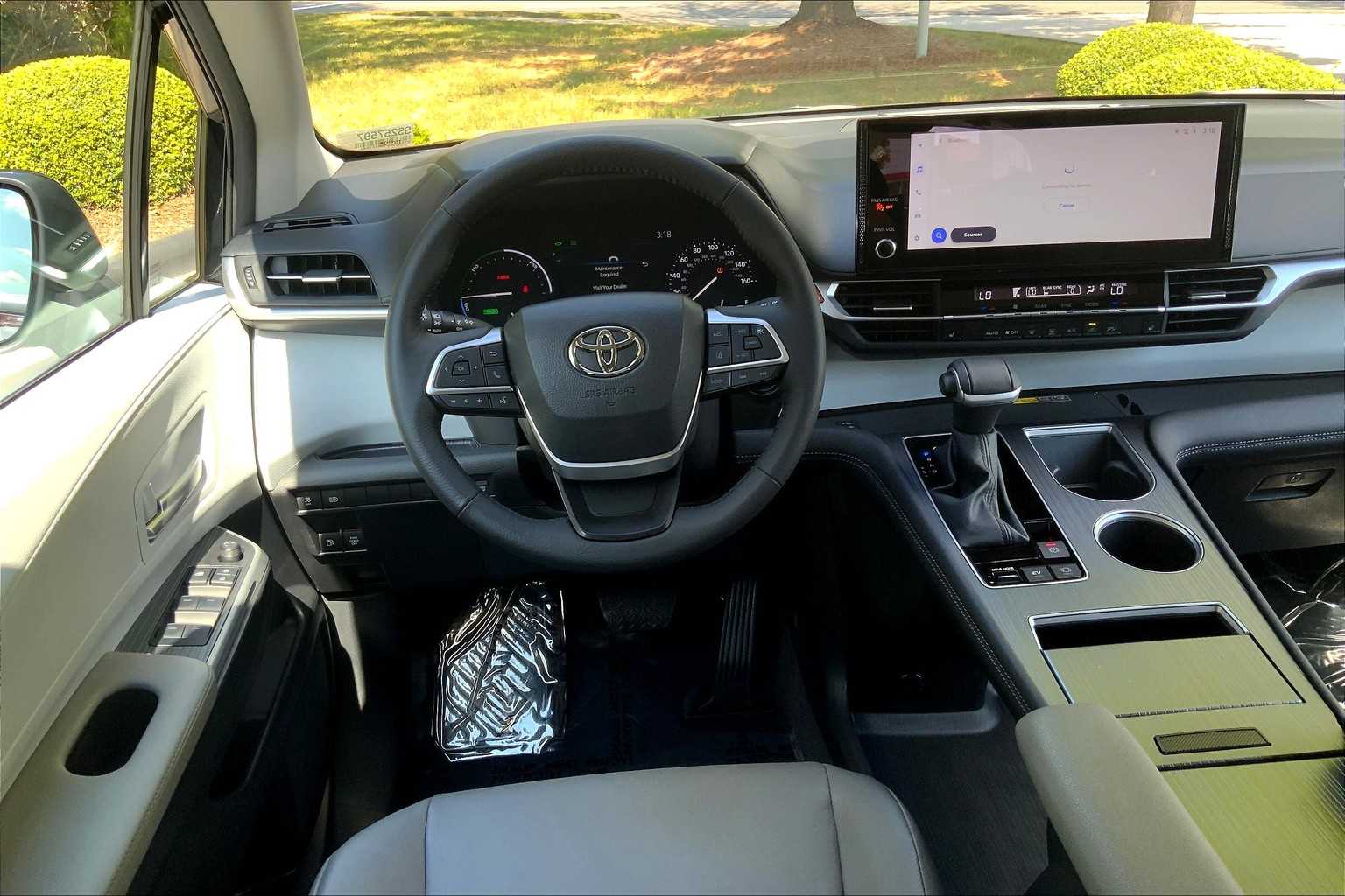 2025 Toyota Sienna XLE photo 4
