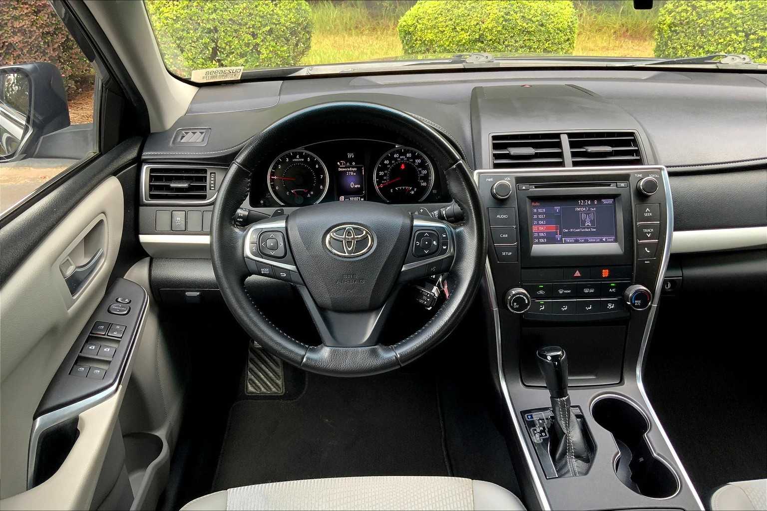 2016 Toyota Camry SE photo 4