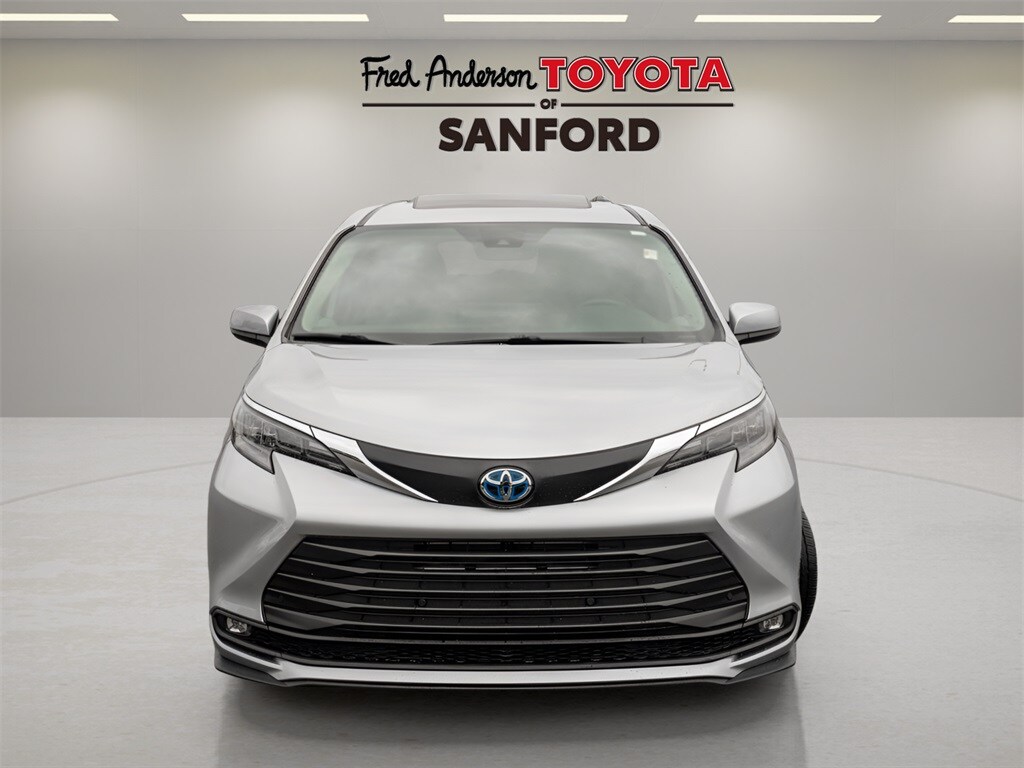 2025 Toyota Sienna XLE photo 2