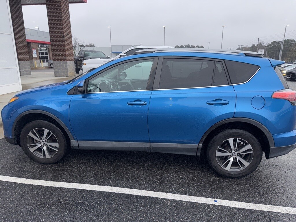 2017 Toyota RAV4 XLE photo 4