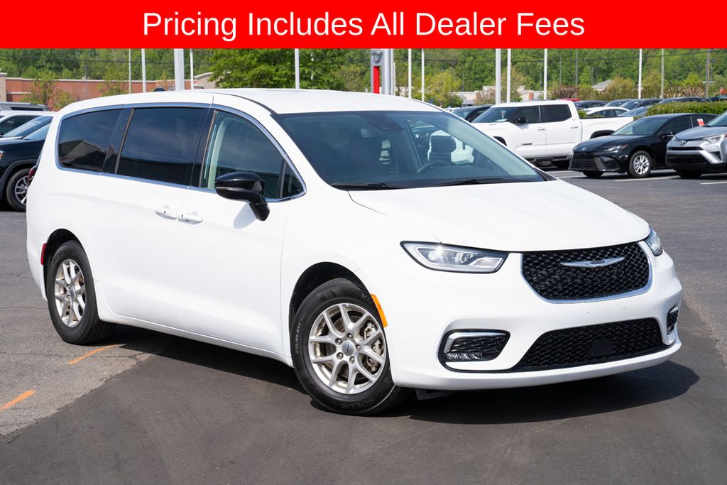 2024 Chrysler Pacifica Touring L's photo
