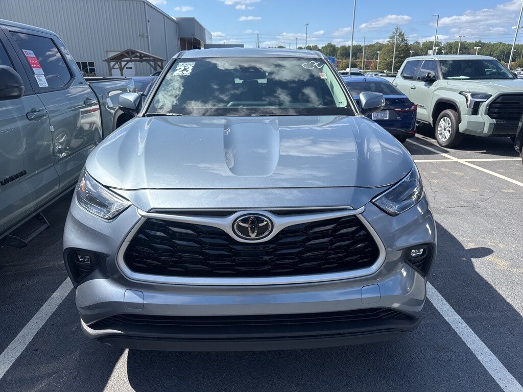 2023 Toyota Highlander L photo 2