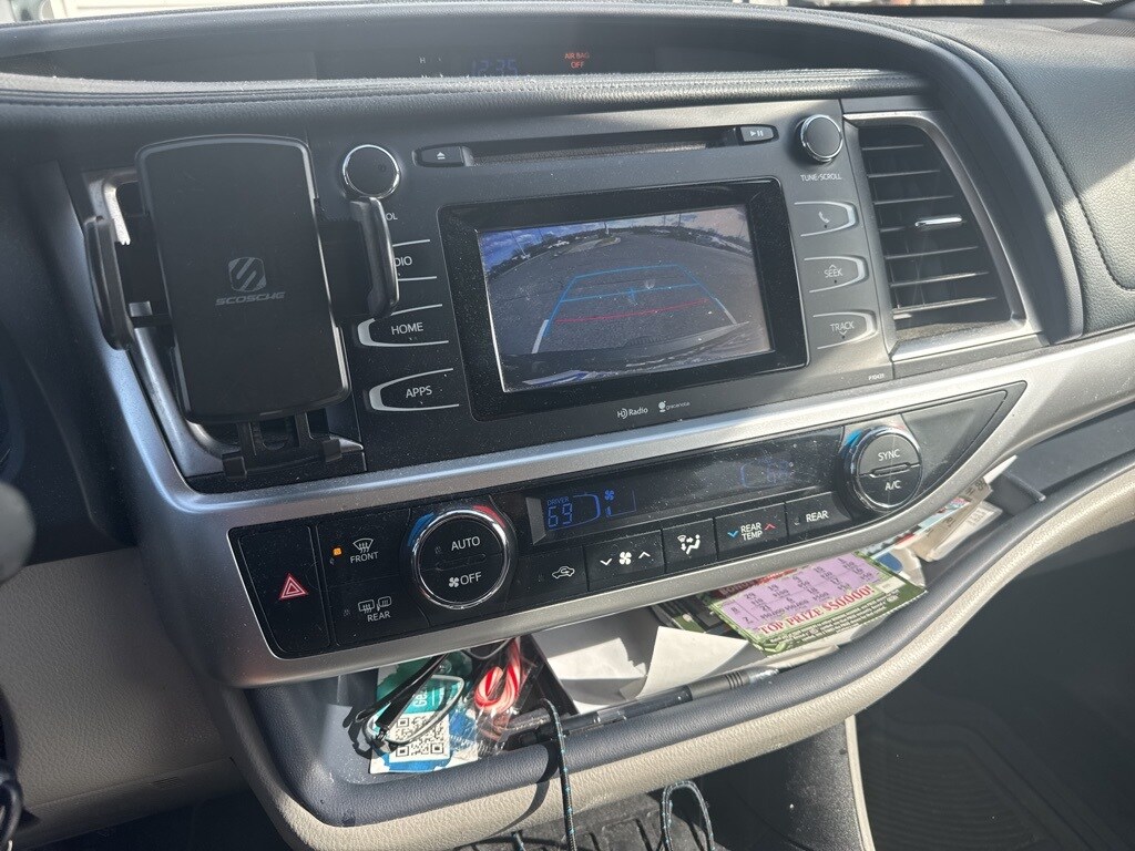 2015 Toyota Highlander LE photo 4