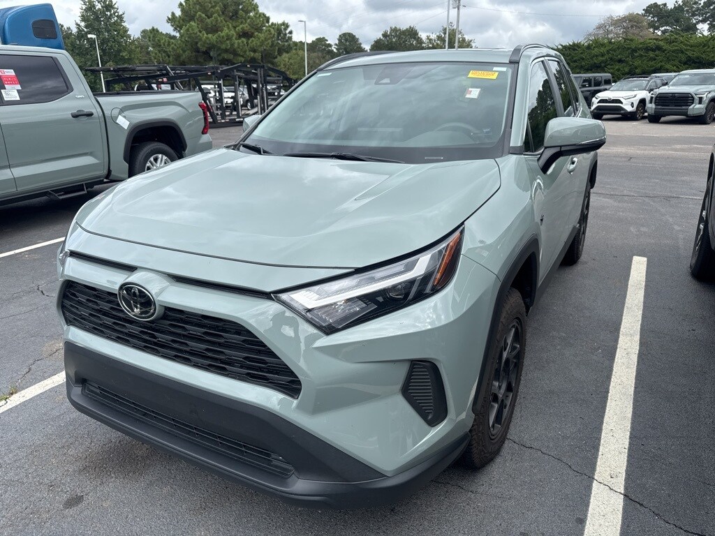 2022 Toyota RAV4 XLE photo 2