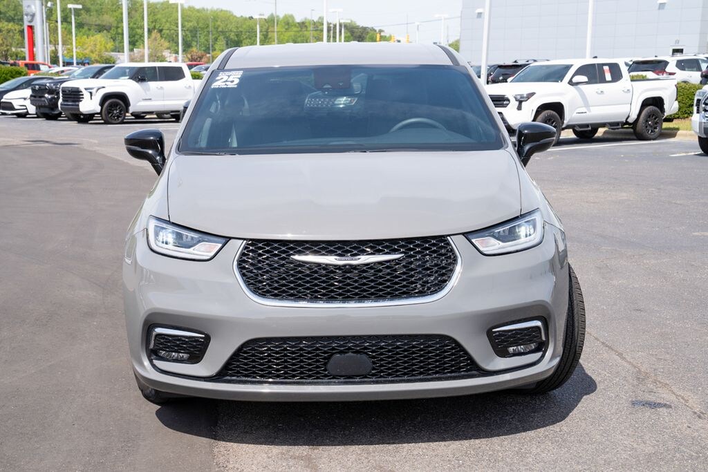 Used 2025 Chrysler Pacifica Select Van Passenger Van